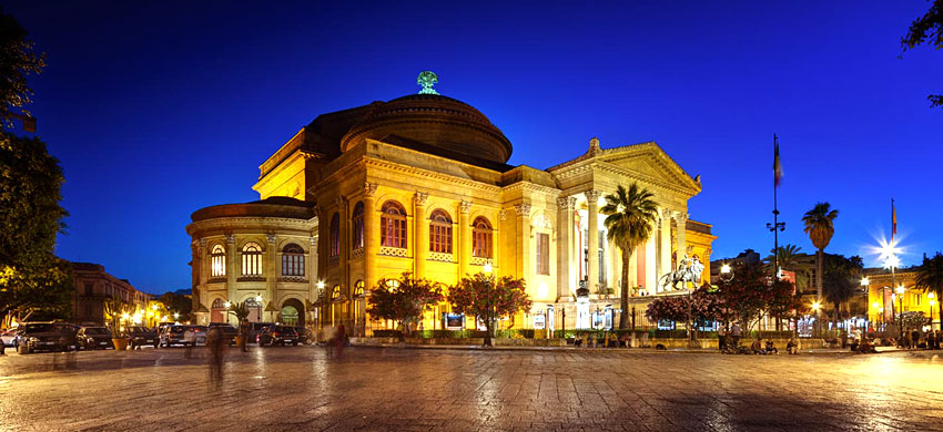 Palermo, Teatro Massimo by night